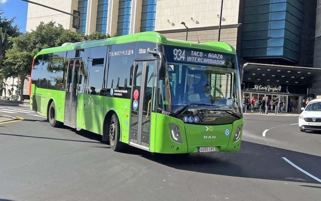 Se acabó la impunidad en la guagua: multas de 6.000 euros y conductores con estatus de "policía"