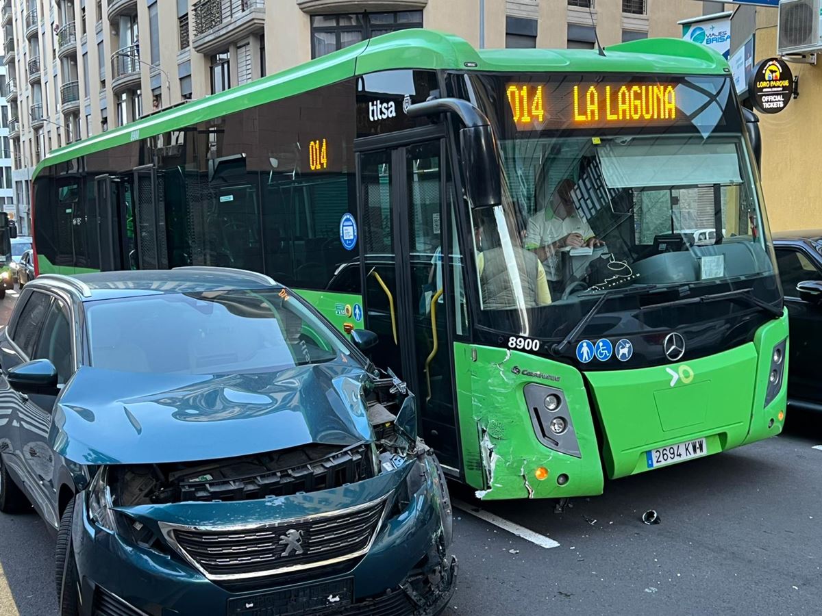 Accidente entre una guagua y un coche en pleno centro de Santa Cruz