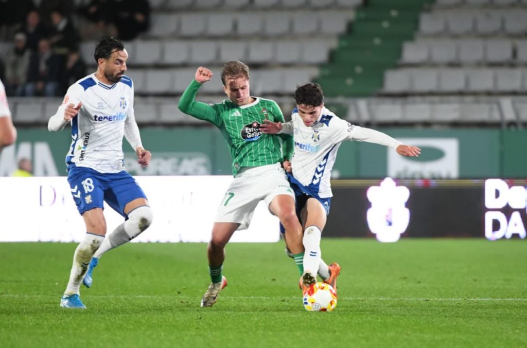 El CD Tenerife cierra su bache de resultados con un convincente triunfo en A Malata (0-2)
