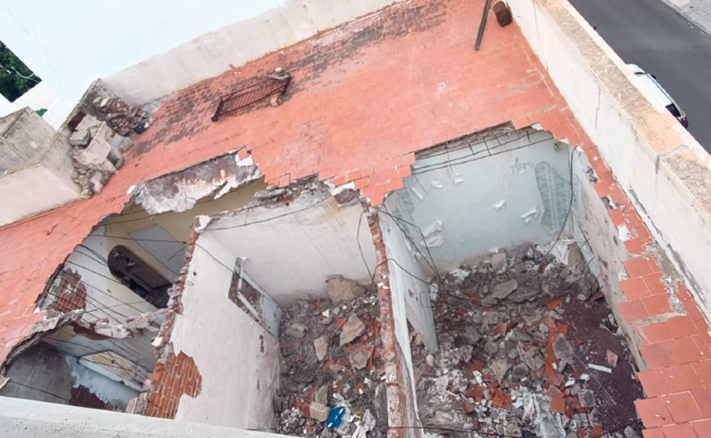 La casa del olvido que tiene en vilo a todo un vecindario en Santa Cruz: puede derrumbarse en cualquier momento