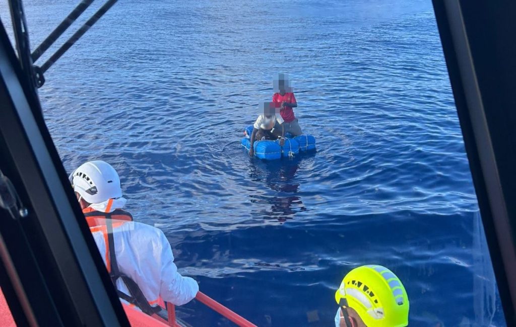 Salvamento Marítimo rescata dos cayucos con un total de 242 personas en El Hierro