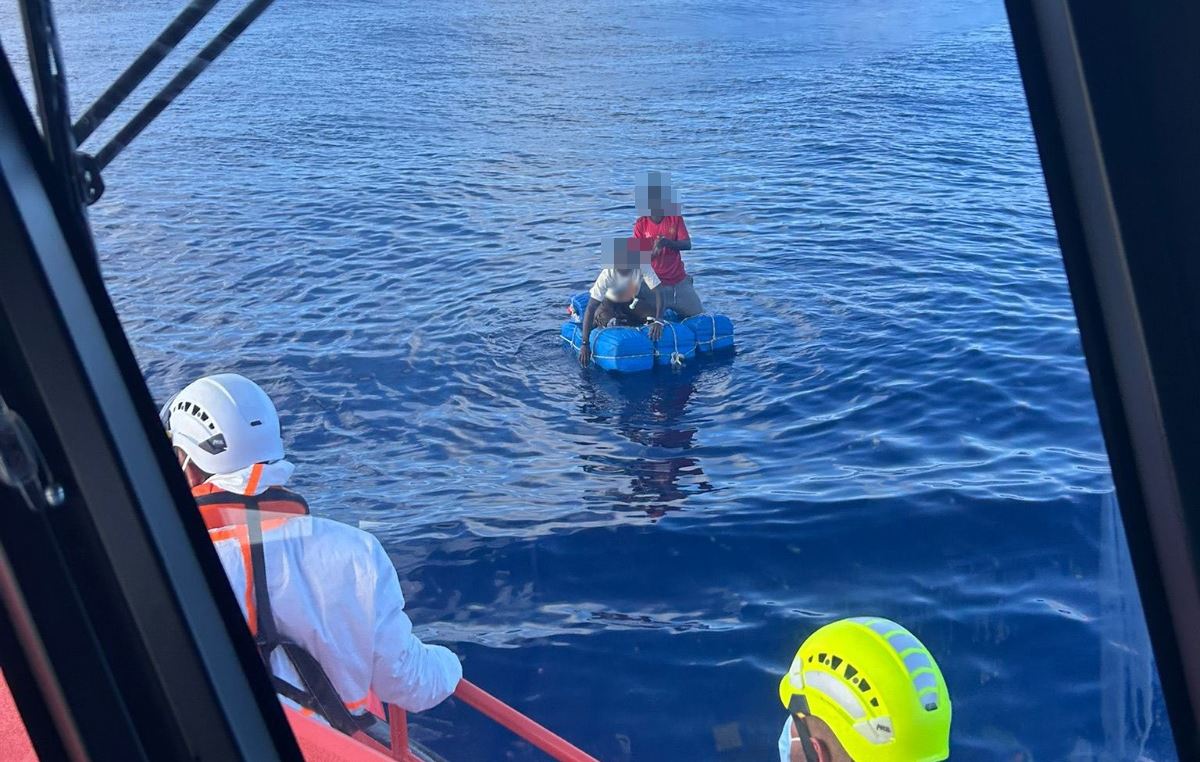 Salvamento Marítimo rescata dos cayucos con un total de 242 personas en El Hierro