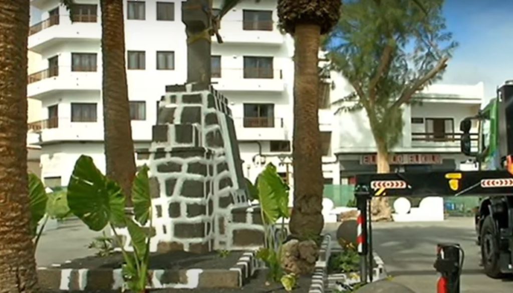 Polémica por la reposición de una cruz franquista en una plaza de Canarias: "Es una humillación a las víctimas de la dictadura"