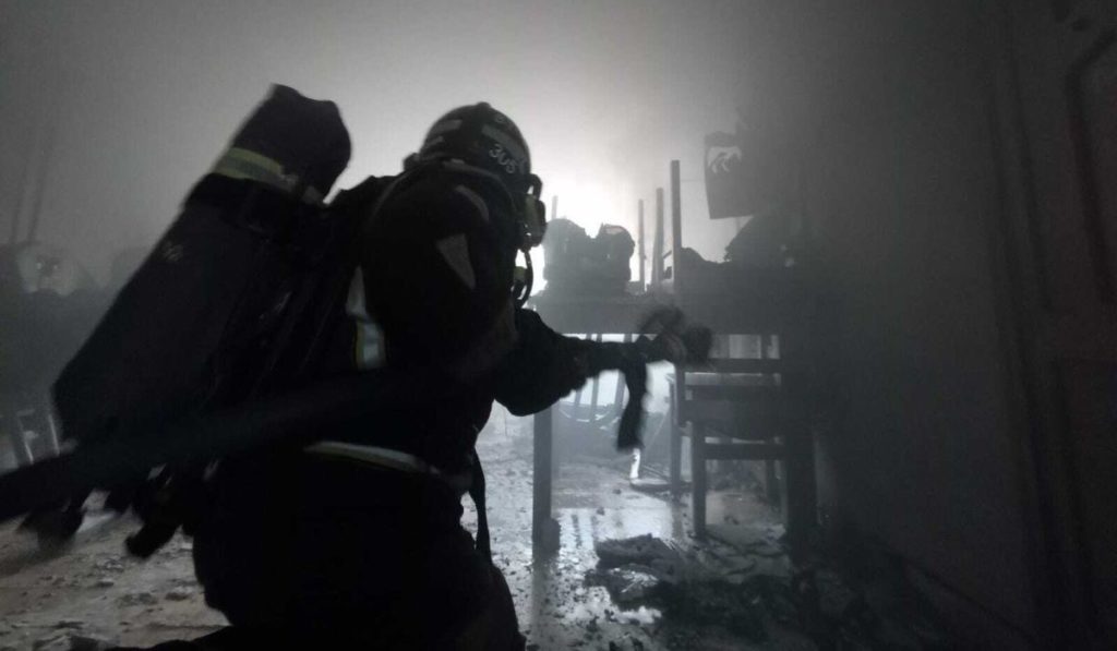 Un incendio obliga a evacuar un edificio en Santa Cruz de Tenerife: dos perros atrapados