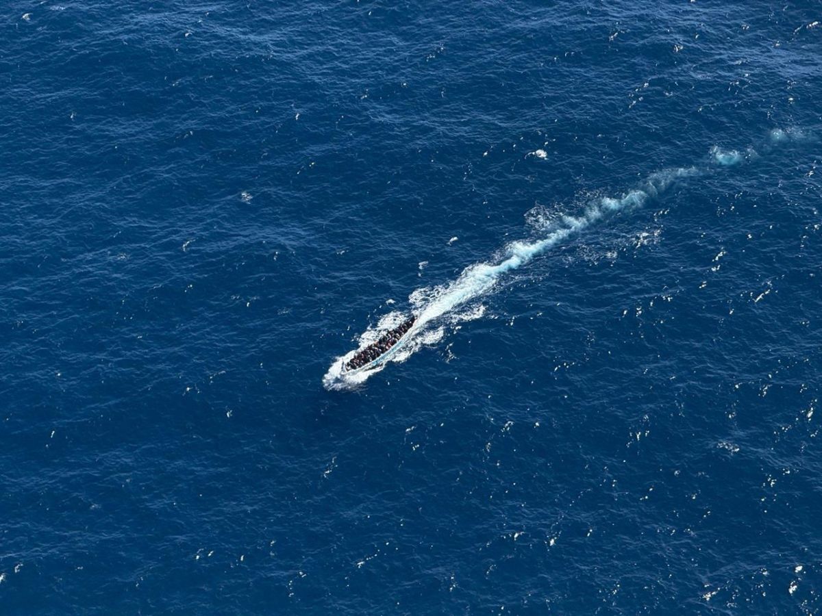 Salvamento rescata a más de 350 personas en dos cayucos cerca de Canarias