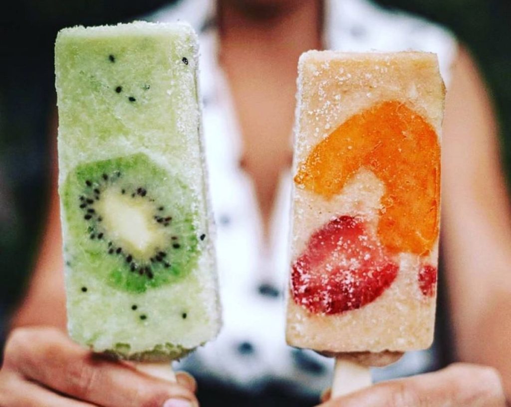 Polo de fresa relleno de leche condensada o de plátano con maracuyá: los helados que todos comen en Tenerife