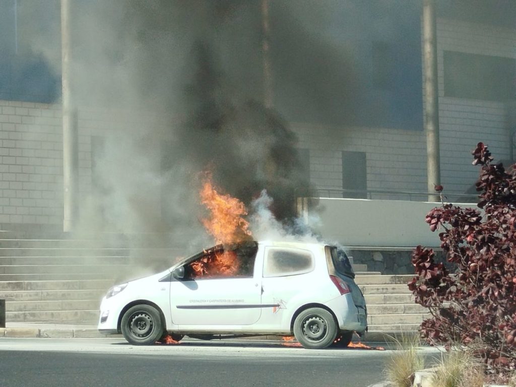 Arde un vehículo frente al pabellón Santiago Martín