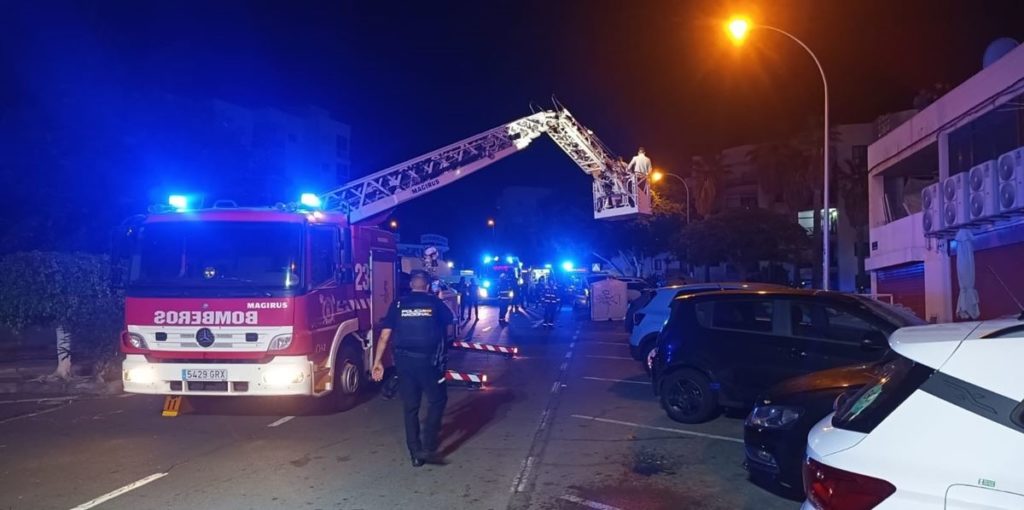 Incendio en un edificio en Tenerife. desalojan a más de 20 personas