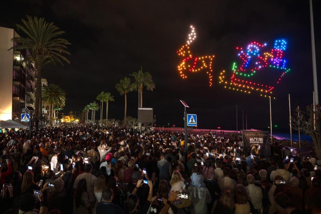 Santa Cruz de la Palma enciende su Navidad con un espectáculo renovado de luz y color de 300 drones ante 20.000 personas