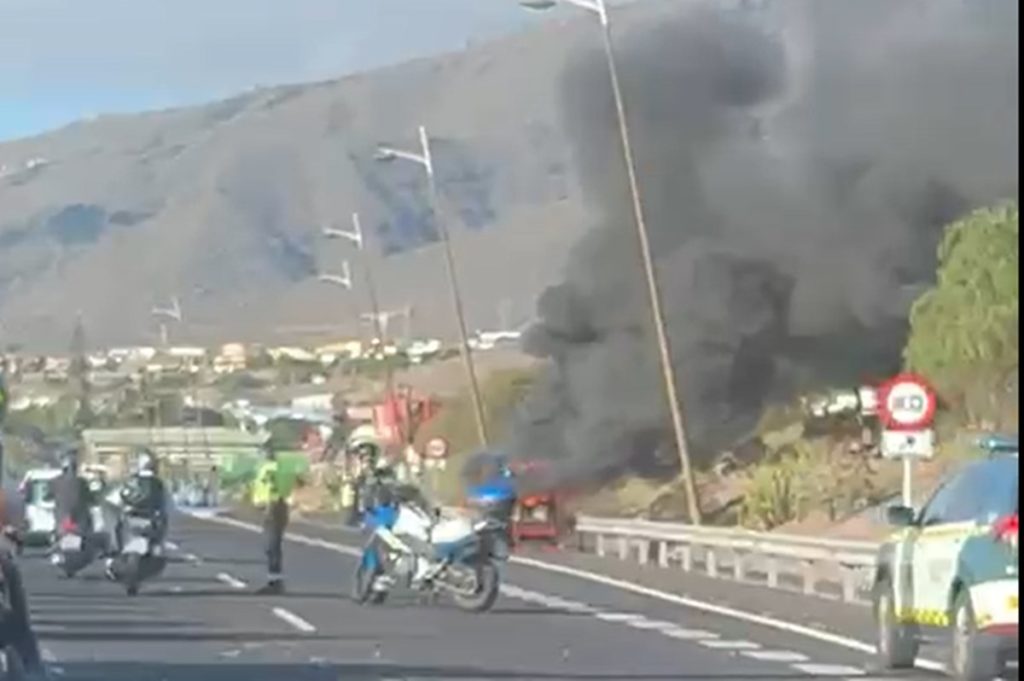 Un coche colisiona con otro en la TF-1 y acaba en llamas