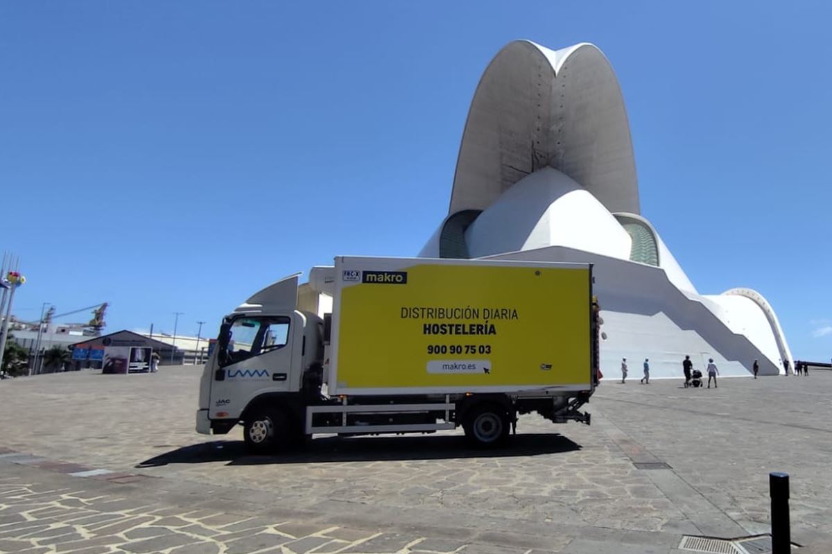 Makro cuenta con cuatro nuevos camiones 100% eléctricos en sus rutas de distribución de última milla en las islas Canarias