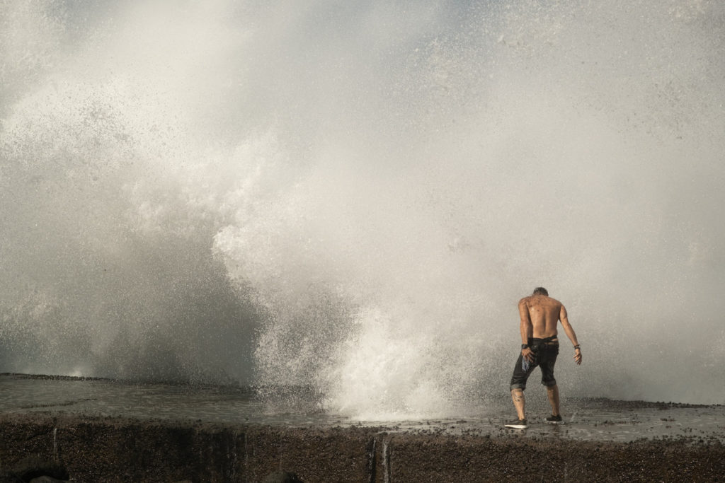 Canarias activa la prealerta por olas 'largas' de hasta 4 metros en tres islas