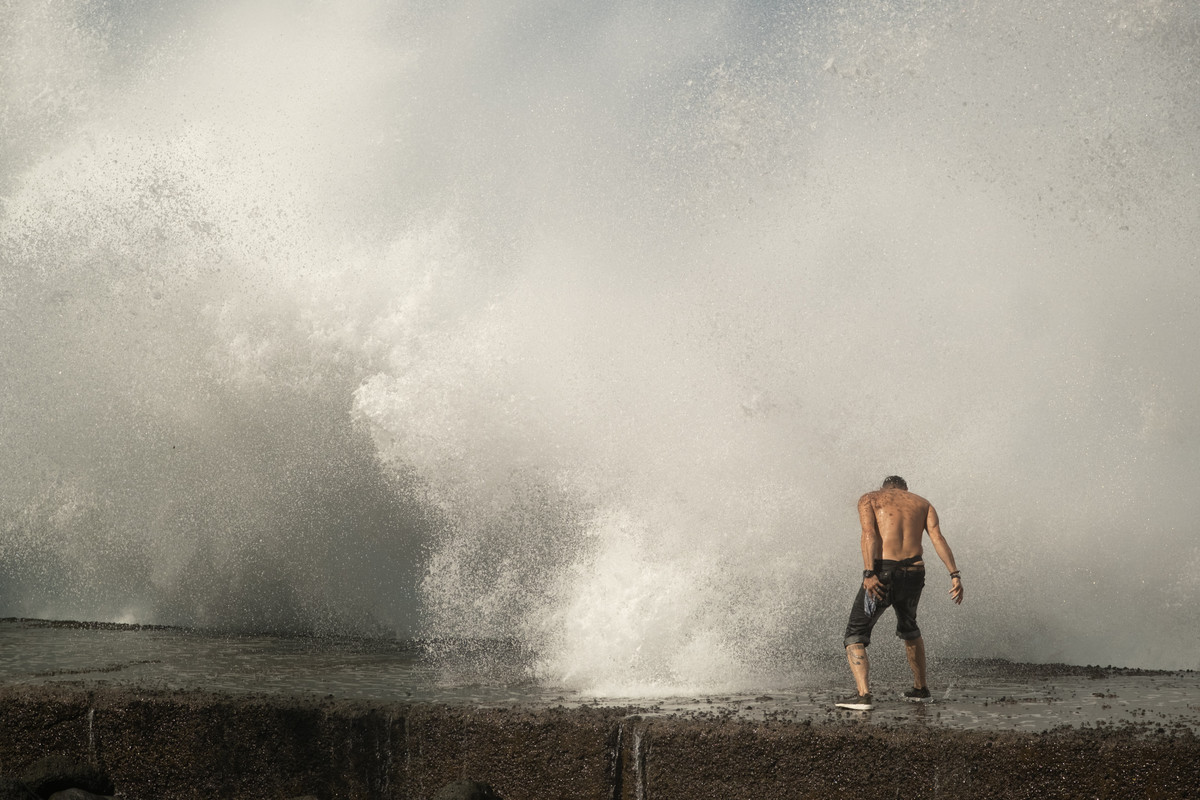 Canarias activa la prealerta por olas 'largas' de hasta 4 metros en tres islas
