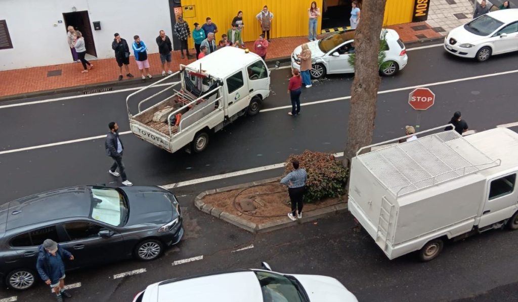 Intenta huir con un furgón robado en Tenerife y "arrasa con todo lo que pilla"