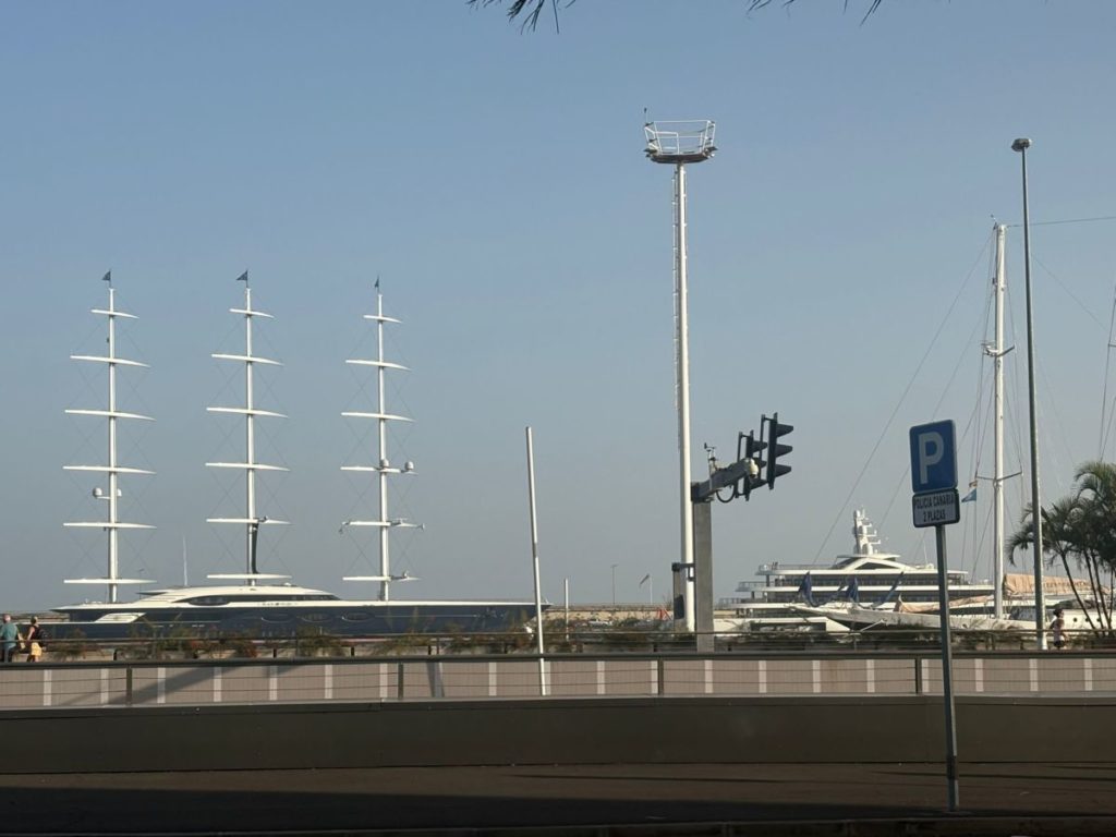 Los dos espectaculares superyates que acaparan todas las miradas en el Puerto de Santa Cruz de Tenerife: son de los más caros del mundo