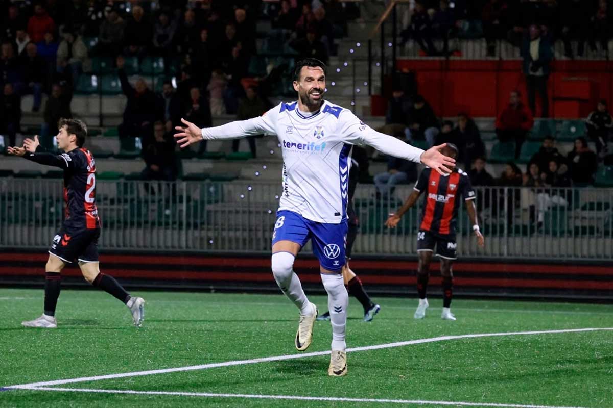 Enric Gallego celebra uno de los cuatro goles logrados ayer en Gobela. / CD Tenerife