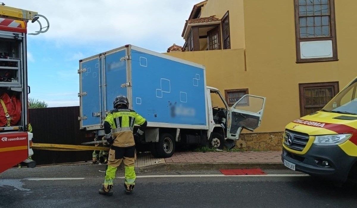 Un camión se estrella contra un edificio en Tenerife. Bomberos de Tenerife