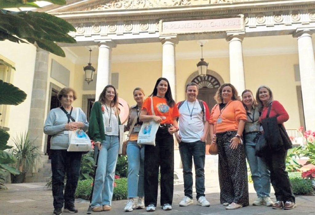 Denuncian dos años de demora en Canarias para ser atendidos por un especialista en genética