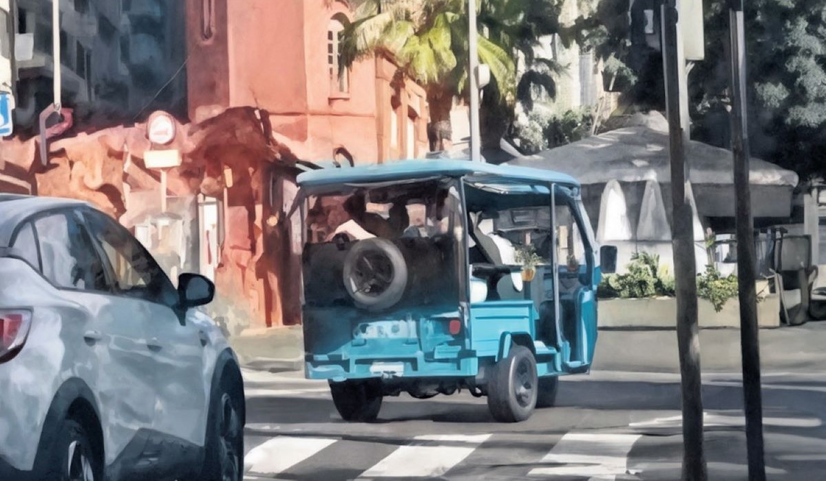 Uno de los tuk tuks en un recorrido en prueba por la capital. DA