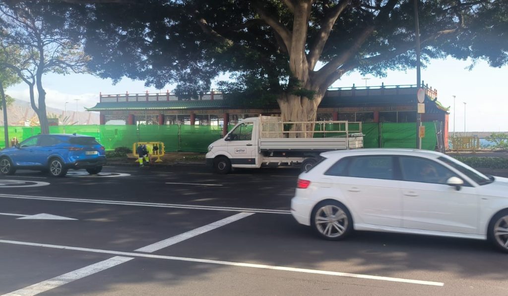 El restaurante China, en la avenida Anaga, totalmente vallado por las obras.