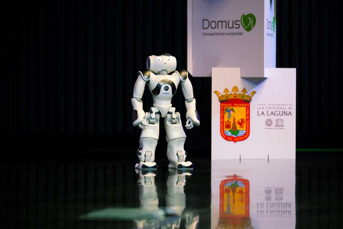 Revolución en el cuidado de mayores en La Laguna: un robot se suma al equipo del Centro Acaymo