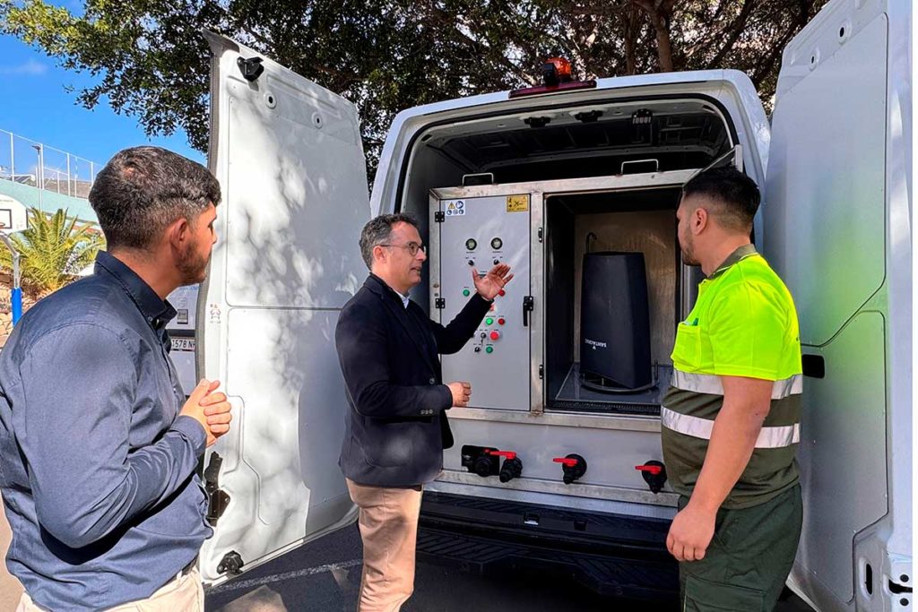 Dos nuevos vehículos eléctricos para el lavado de papeleras en Santa Cruz