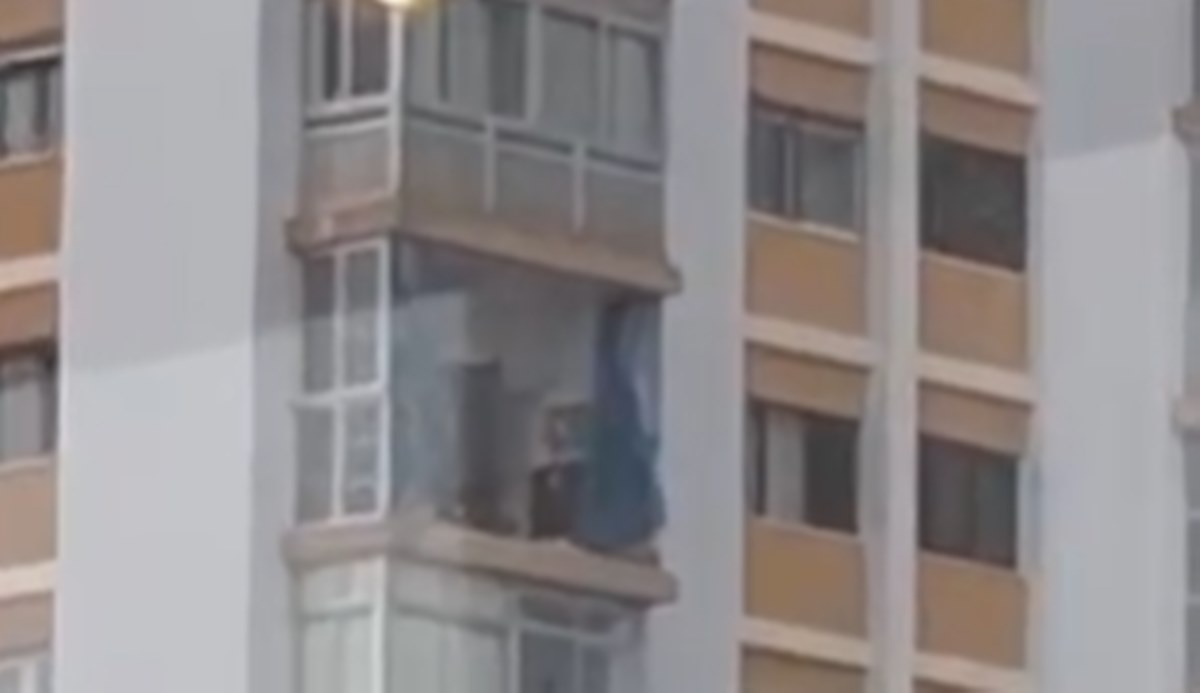 El balcón de una vivienda sale 'volando' en Tenerife por la borrasca Emilia