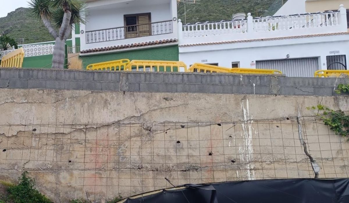 Alarma en un pueblo de La Laguna por un muro que amenaza con colapsar