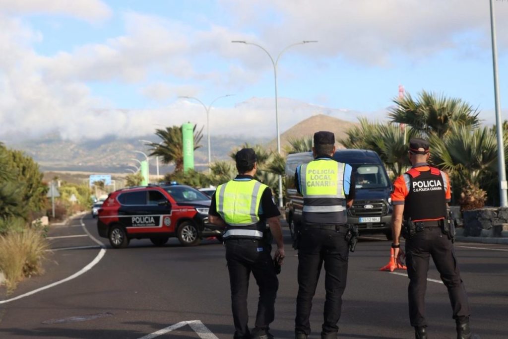 Operativo conjunto de Policía Canaria y Policía Local de Granadilla sobre intrusismo en el sector del transporte en el aeropuerto Tenerife Sur. Policía Canaria