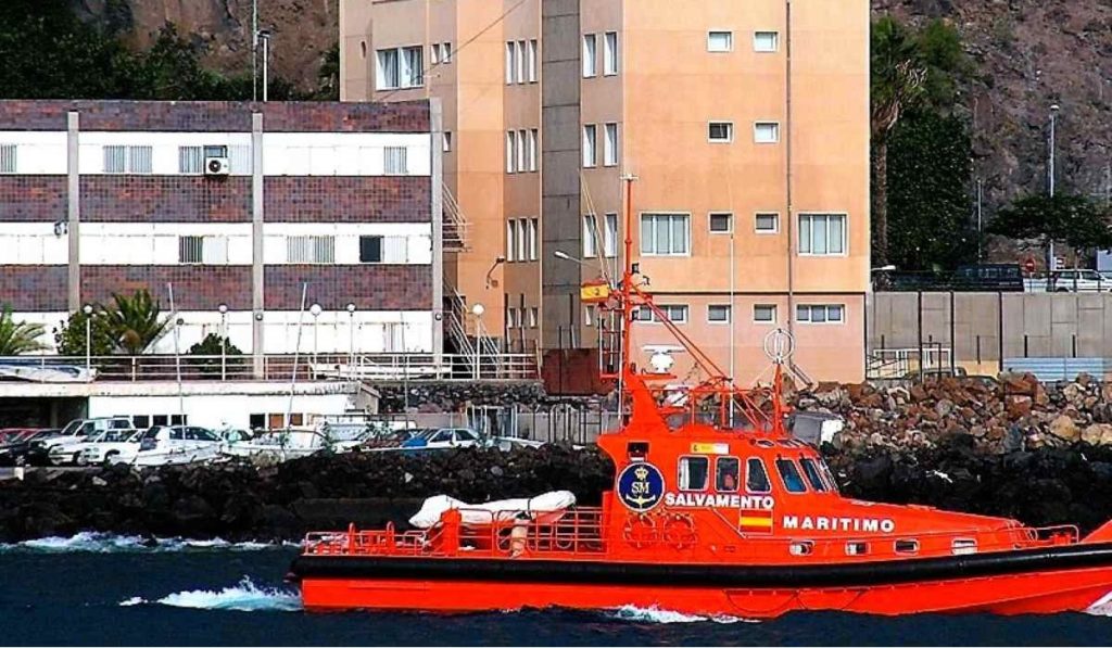 Evacúan a un tripulante de un pesquero en aguas de Tenerife