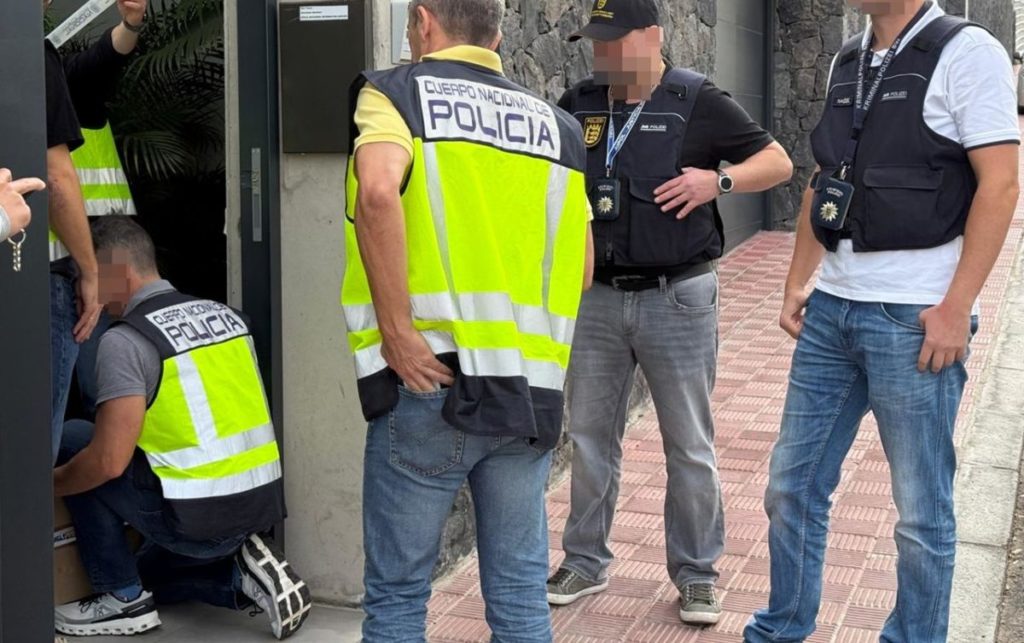 La Policía Nacional detiene al 'gran estafador europeo' en un chalet de lujo de TenerifeLa Policía Nacional detiene al 'gran estafador europeo' en un chalet de lujo de Tenerife