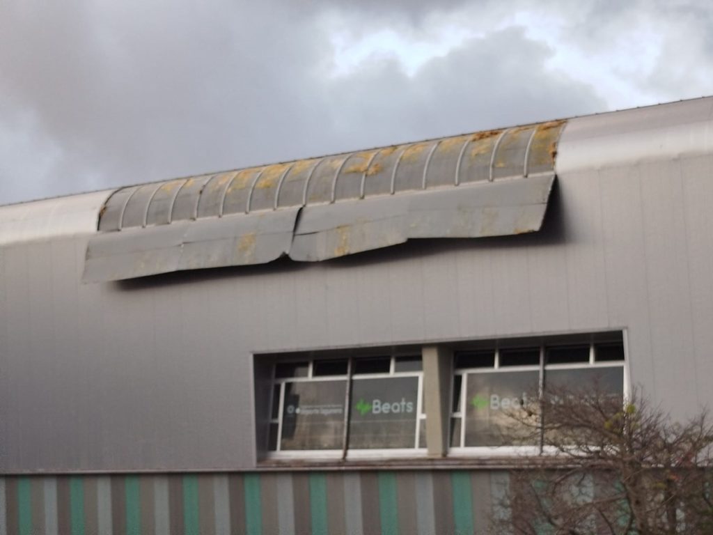 El viento de la borrasca Emilia provoca desperfectos en un polideportivo de Tenerife