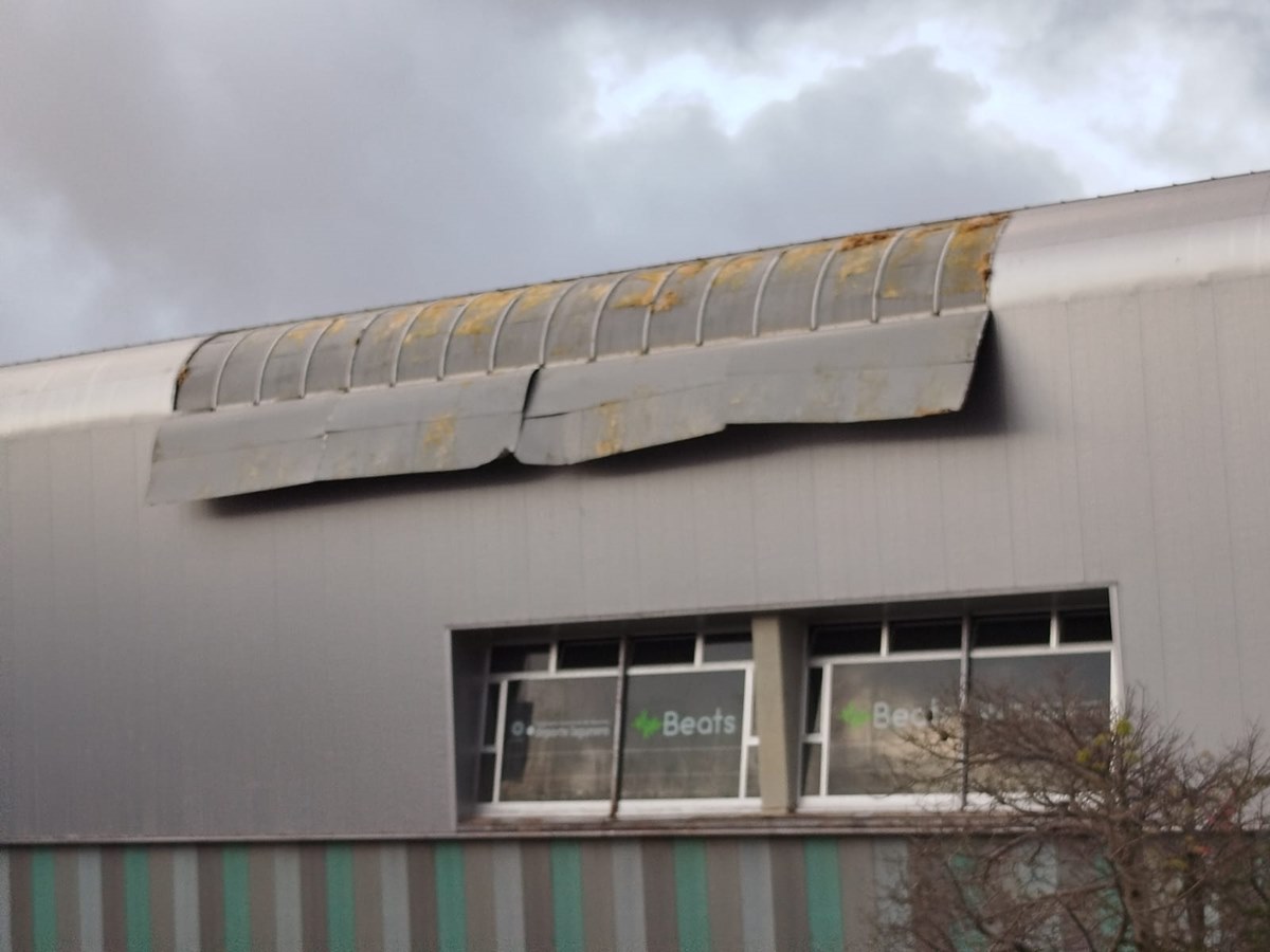El viento de la borrasca Emilia provoca desperfectos en un polideportivo de Tenerife