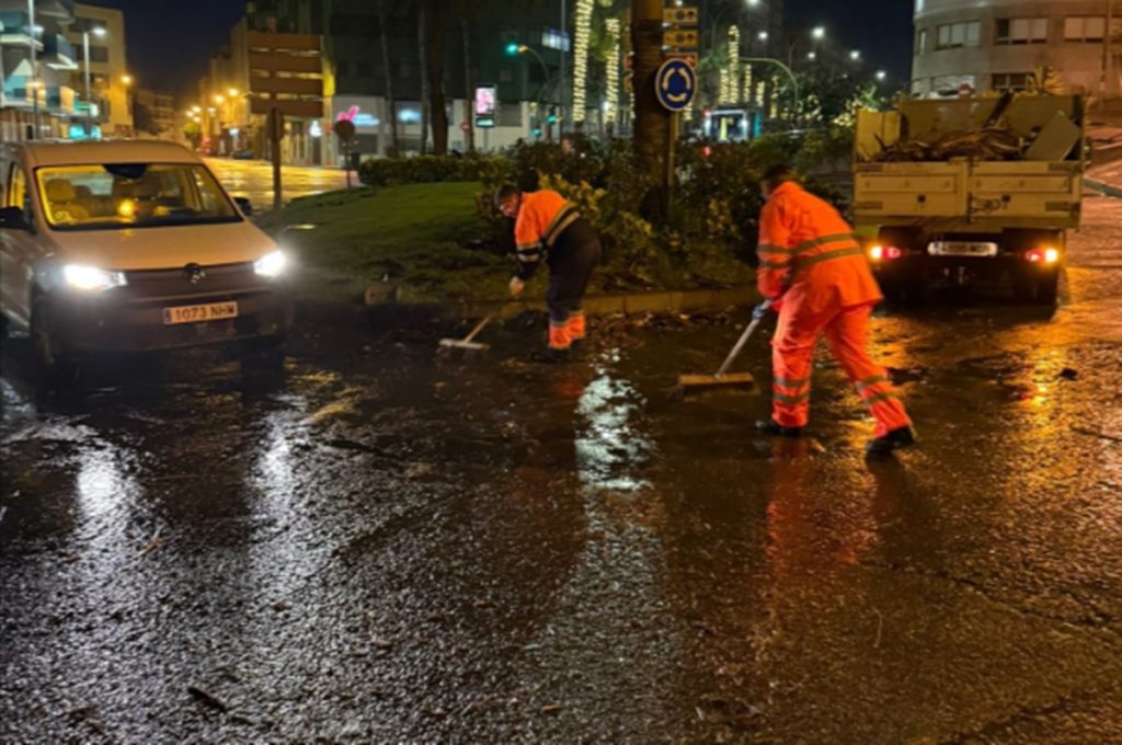Piden no salir de casa "si no es necesario" en Las Palmas de Gran Canaria por la borrasca Emilia