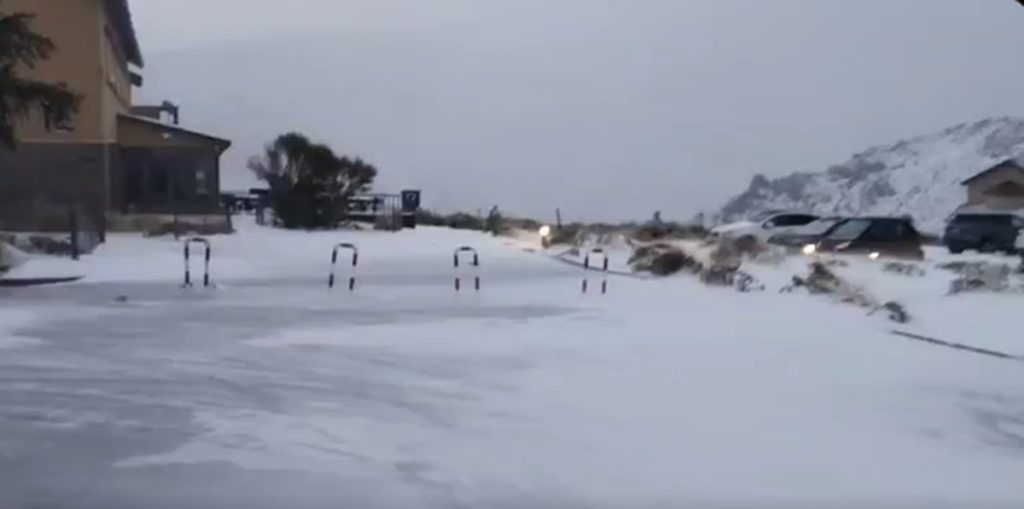 El Teide luce un blanco manto y placas de hielo de hasta 5 centímetros en El Portillo