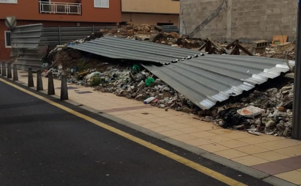 Denuncian un foco de suciedad con ratas y cucarachas en un popular barrio de Tenerife