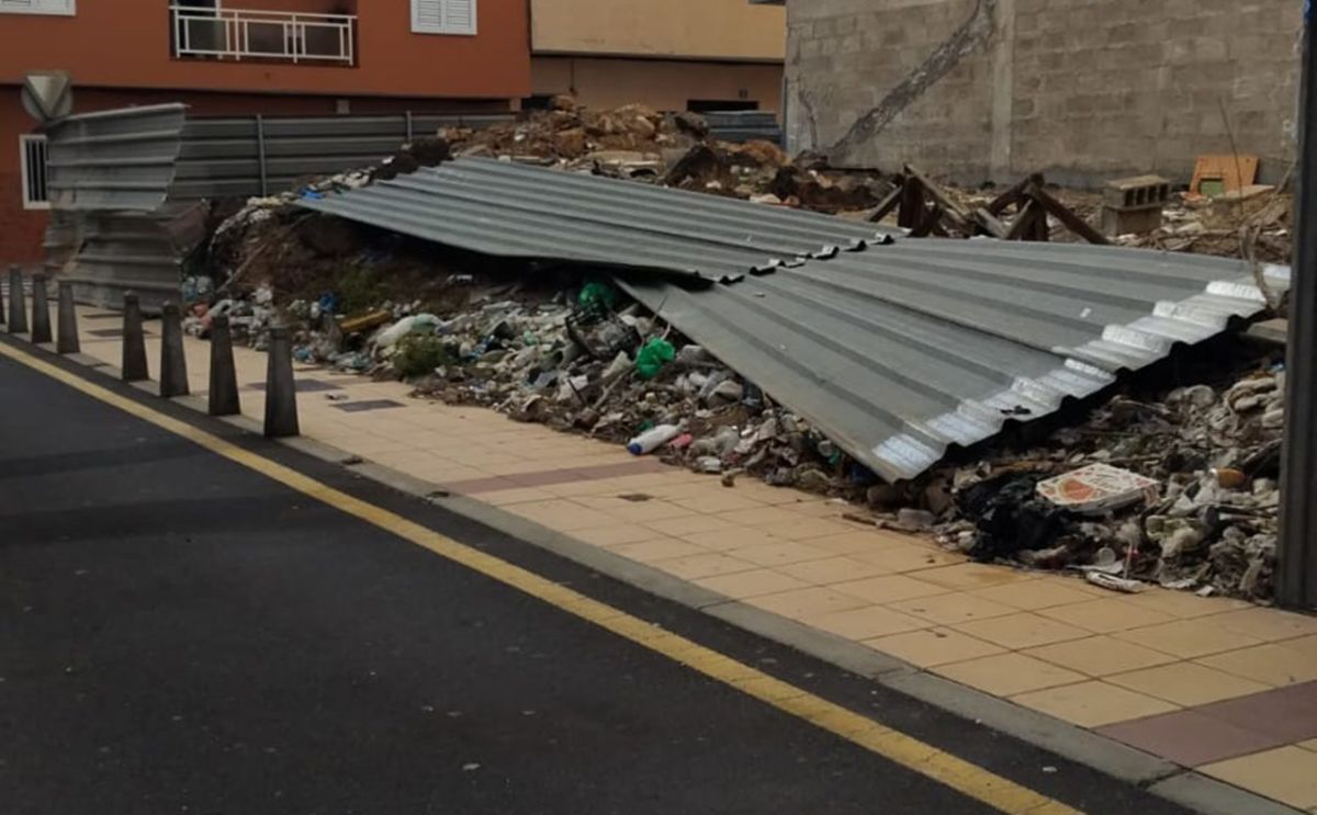 Denuncian un foco de suciedad con ratas y cucarachas en un popular barrio de Tenerife