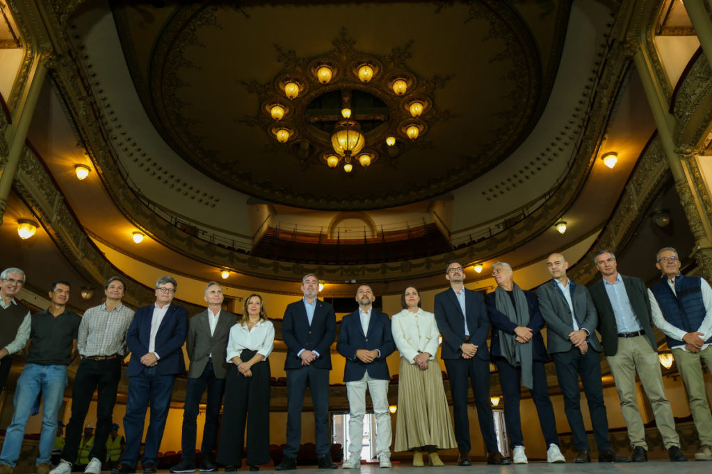 Las obras de reforma del Teatro       Guimerá comenzaron ayer y finalizarán en dos años. Los trabajos han sido financiados por el Cabildo y el Gobierno de Canarias, cuyos titulares visitaron el recinto junto al alcalde de la ciudad. Fran Pallero