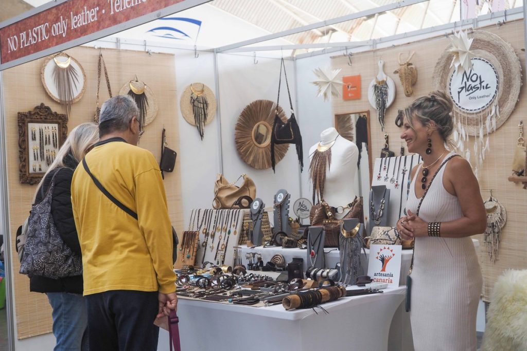 El Recinto Ferial de Santa Cruz de Tenerife reúne hasta el lunes a 140 artesanos isleños