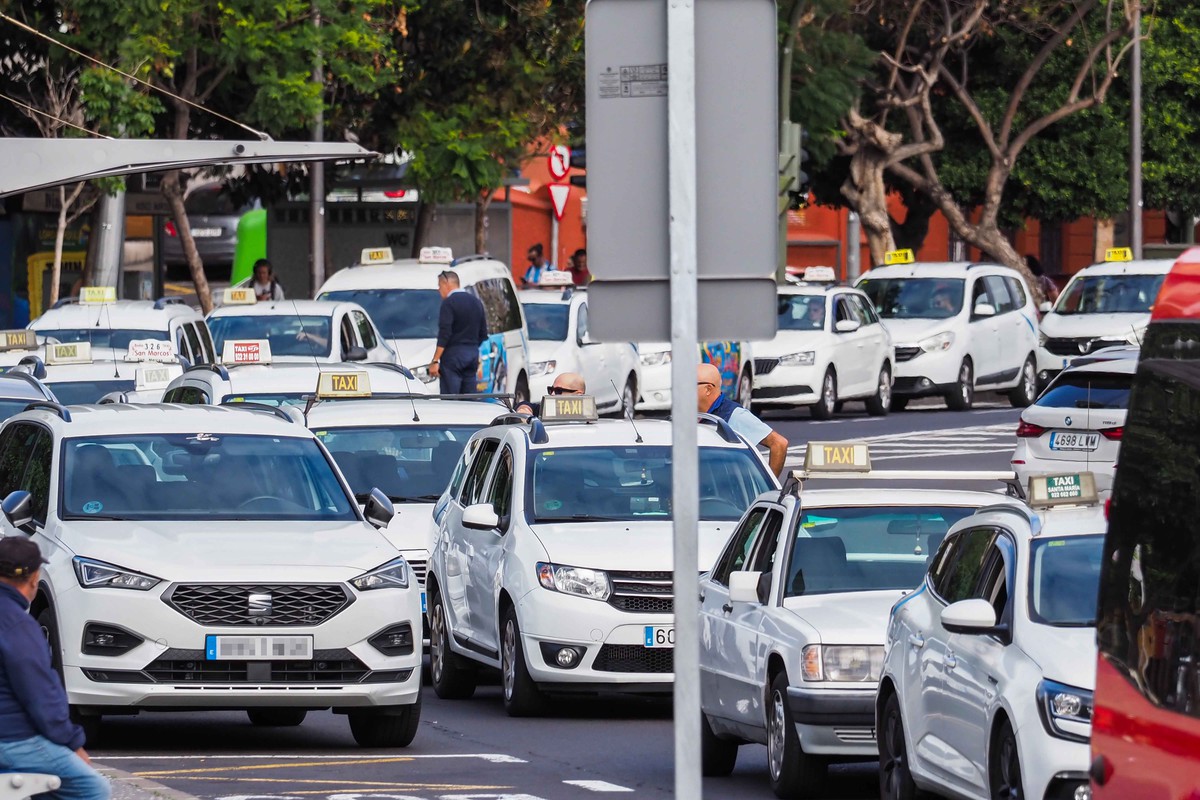 Los vecinos de Santa Cruz de Tenerife exigen más taxis disponibles en las calles