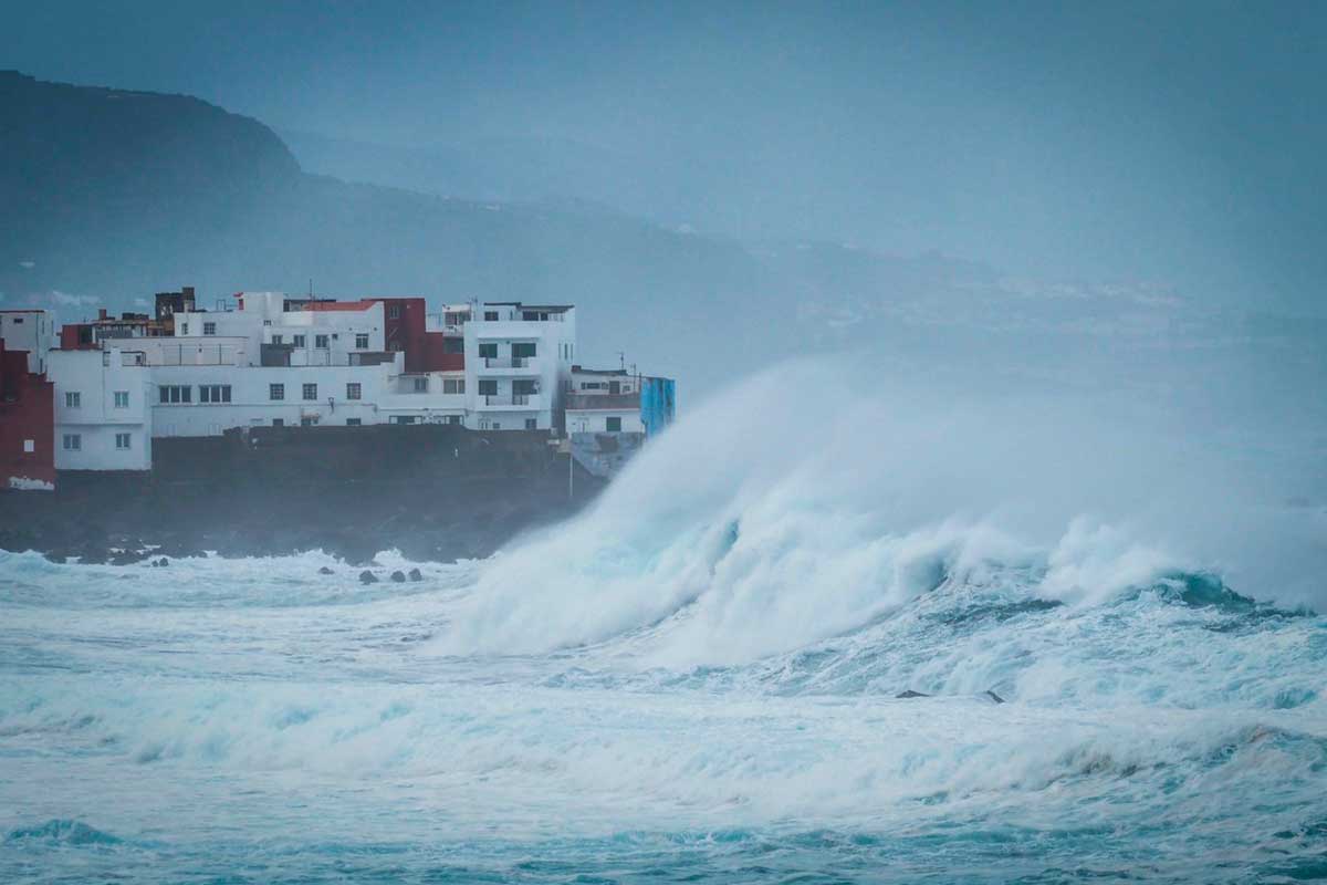 Confirmado por la Aemet: aviso amarillo en Canarias por fuerte oleaje este lunes