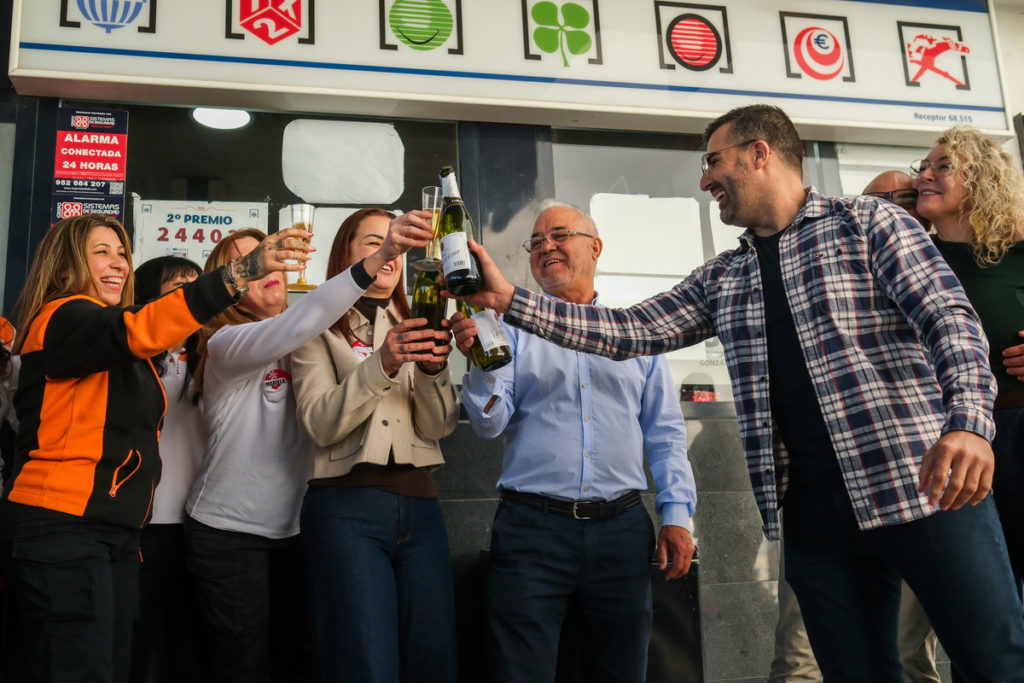 Trabajadores, curiosos congregados en la gasolinera, periodistas y propietarios seguían con expectación el desarrollo del sorteo. Fran Pallero