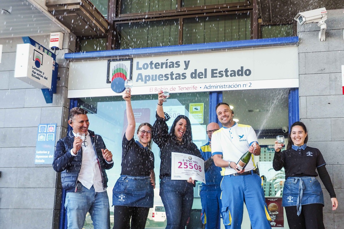 Empleados y responsables de la Administración de Lotería ubicada en la Estación de Servicio El Bohío celebran el cuarto premio.