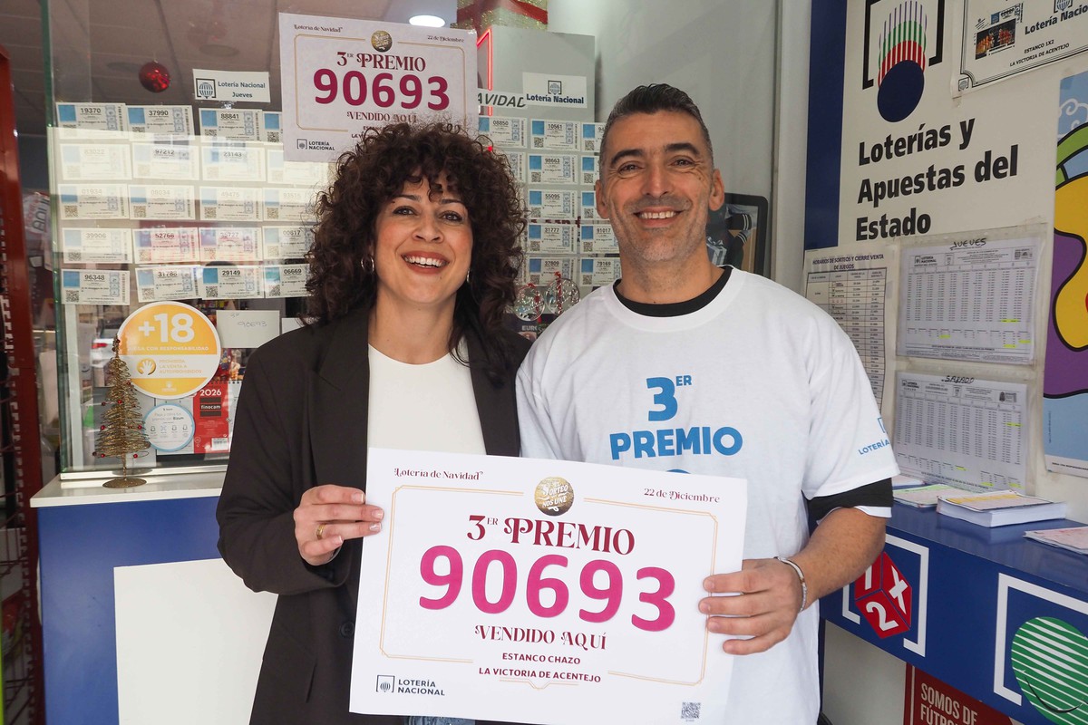 Verónica Rodríguez y Eduardo Pérez, felices tras vender diez décimos del tercer premio entre los vecinos de La Victoria.