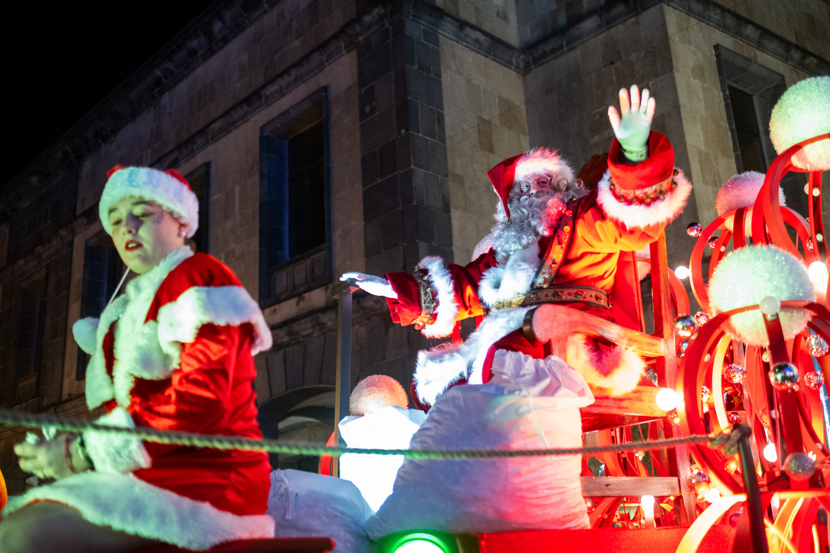 La magia de la Navidad recorre las calles del casco histórico con Papá Noel en La Laguna