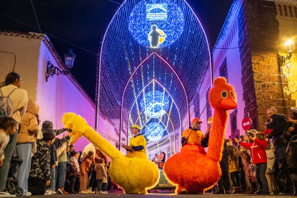La magia de la Navidad recorre las calles del casco histórico con Papá Noel en La Laguna