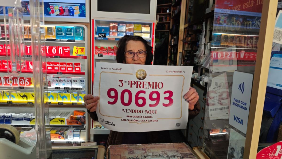 Raquel Pérez, dueña del estanco lagunero donde se vendió el tercer premio.