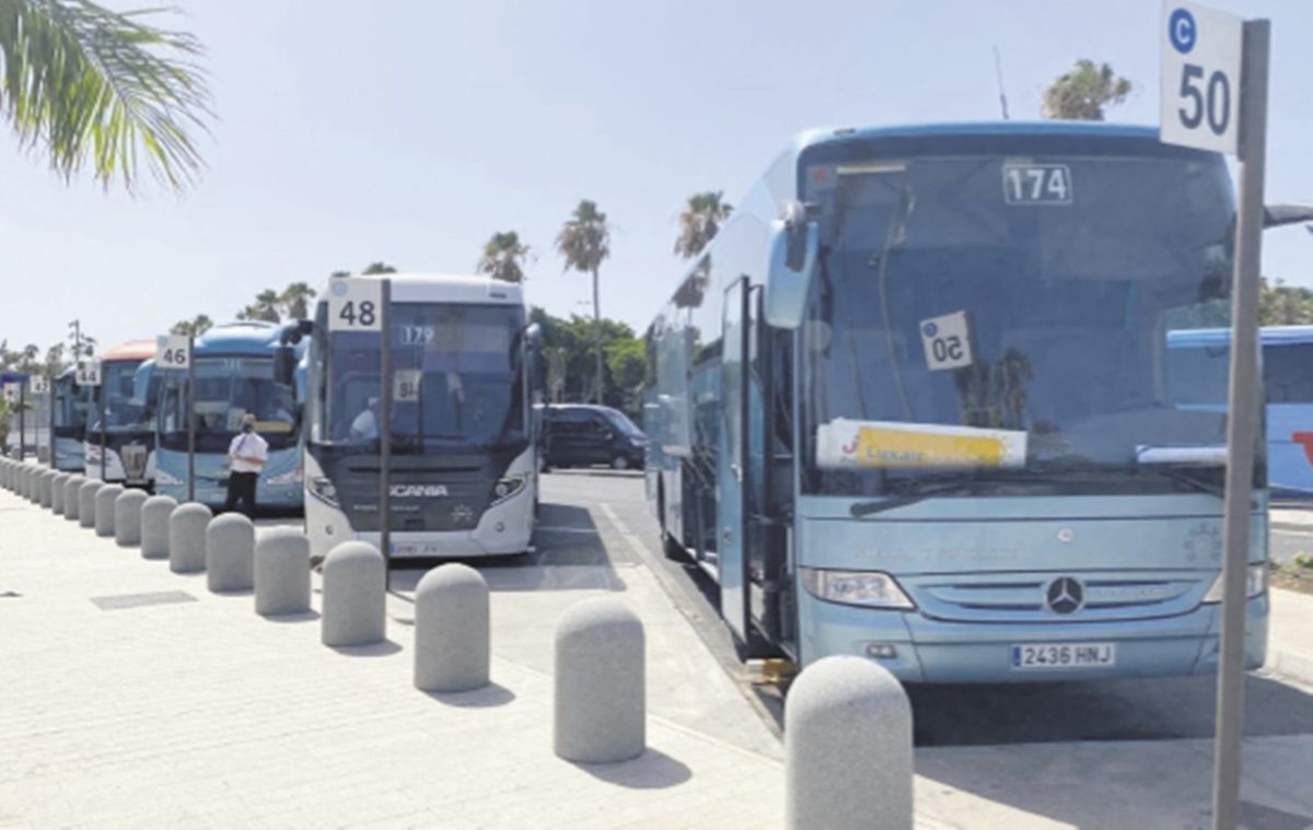 Aena equiparará la tarifa para aparcar guaguas y otros vehículos en aeropuertos de Canarias