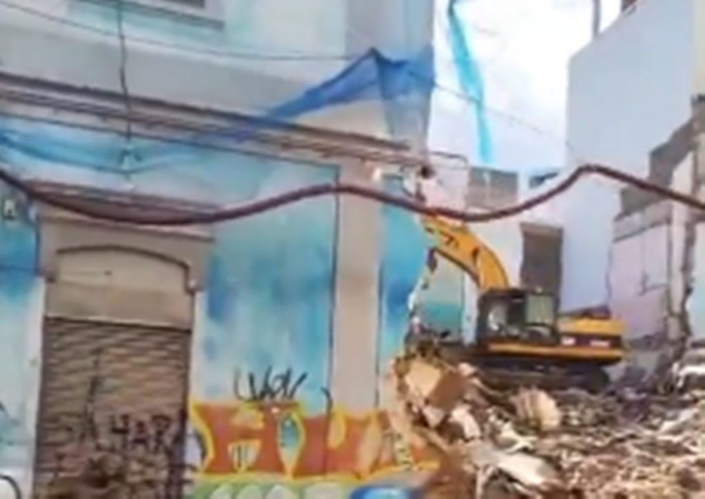 Desalojan un edificio en Canarias por grietas estructurales