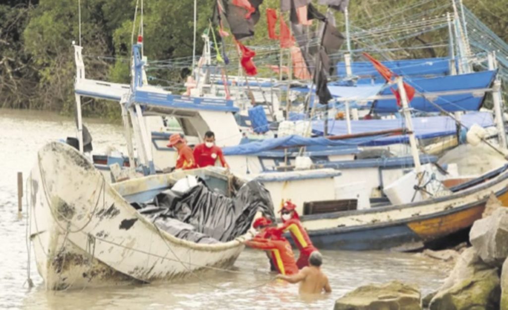 Siguen buscando a decenas de desaparecidos tras volcar un cayuco